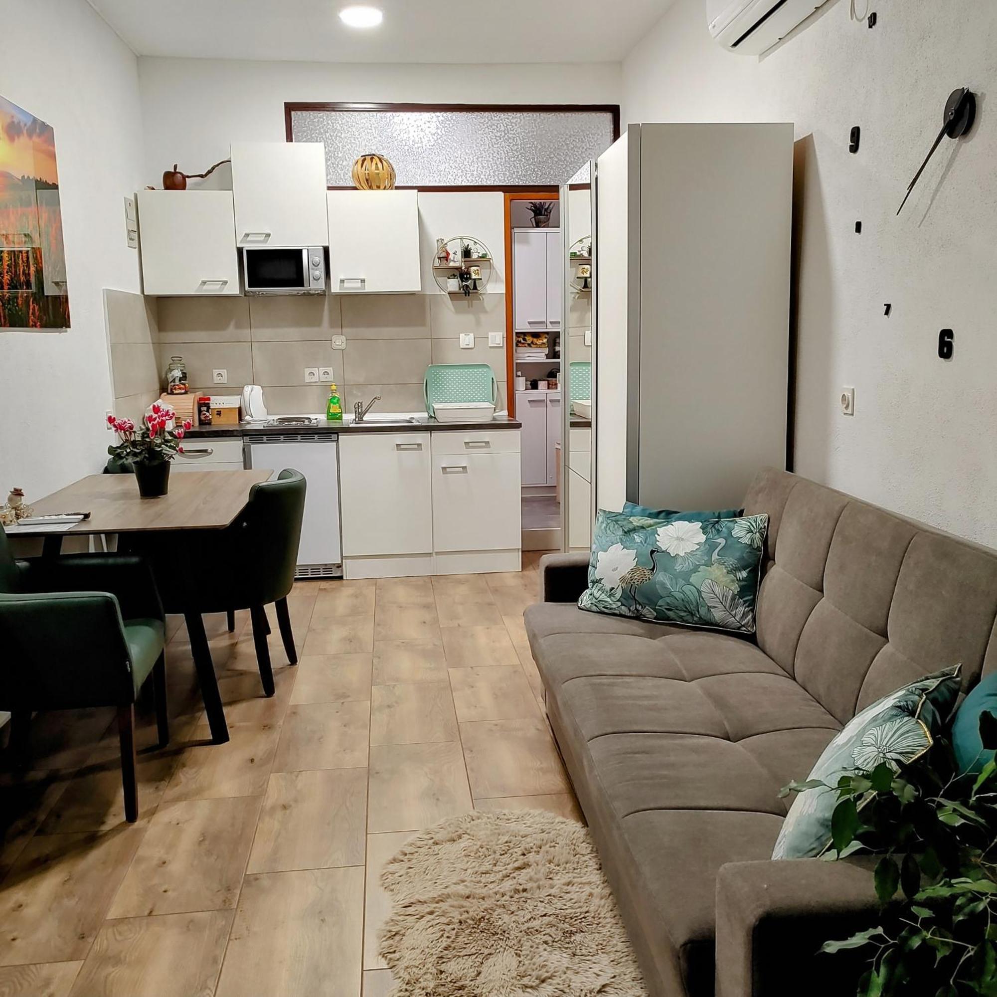 Piccolo Appartement Knin Buitenkant foto